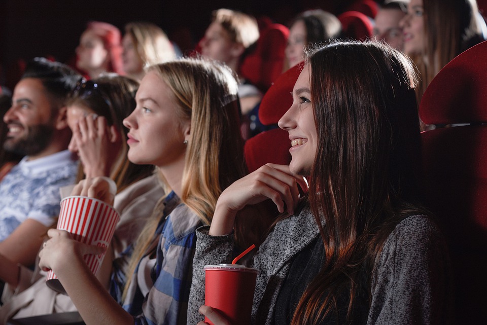 How to Groom and Dress for a Movie Date